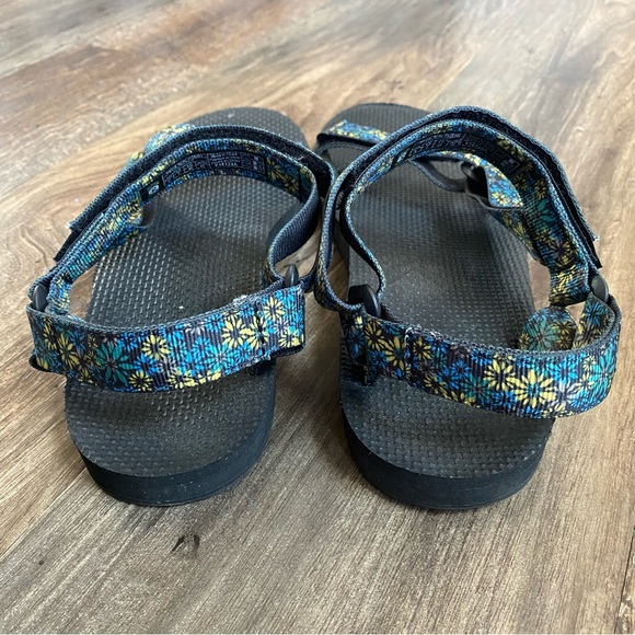 Floral TEVA water proof adjustable straps sandals - Picture 4 of 6